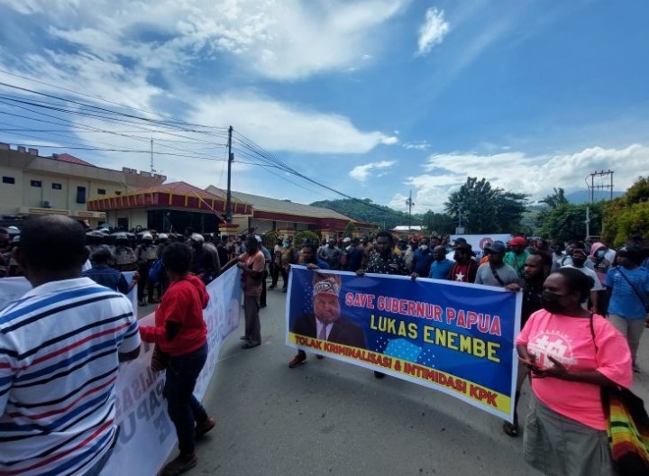 Gubernur Papua Ditetapkan Tersangka KPK, Massa Pendukungnya Geruduk Mako Brimob Jayapura Saat akan Diperiksa